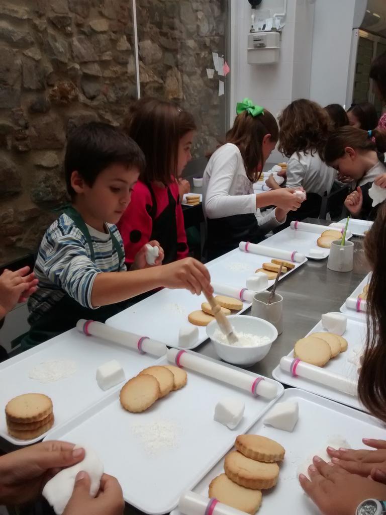 MaimonaFest's tweet photo. Esta tarde en el taller de galletas de cuento en @tacitaydulce despedimos #MaimonaFest https://t.co/G3GAXwbk5v
