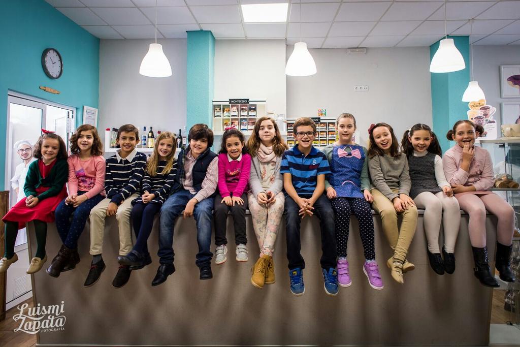 MaimonaFest's tweet photo. Y aquí tenéis a los futuros reposteros de #LosSantosdeMaimona dispuestos a disfrutar en el taller de galletas https://t.co/Z5bPyKnIGJ