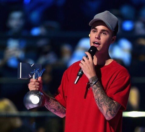 superbieber52's tweet photo. I WILL NEVER EVER FORGET THIS INCREDIBLE NIGHT. 6 AWARDS CONGRATS JUSTIN
#EMAs #EMA2015 #EMAFR https://t.co/s2UNBuuKnv