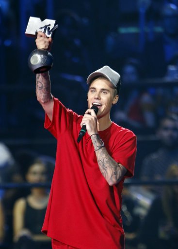 superbieber52's tweet photo. I WILL NEVER EVER FORGET THIS INCREDIBLE NIGHT. 6 AWARDS CONGRATS JUSTIN
#EMAs #EMA2015 #EMAFR https://t.co/s2UNBuuKnv
