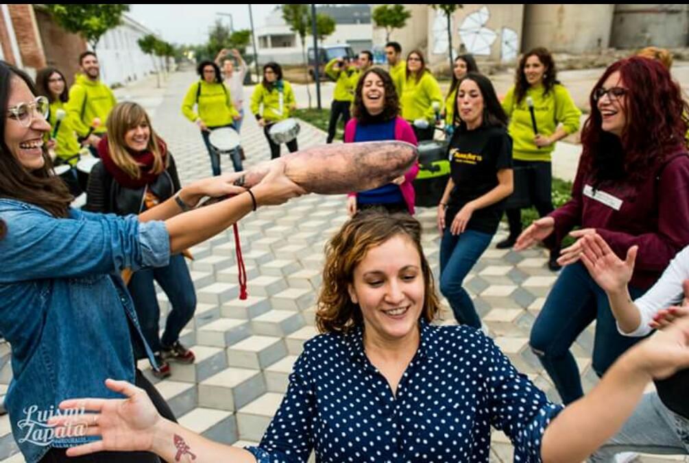 MaimonaFest's tweet photo. Aquí nos tenéis con el jamón de Morato haciendo de limbo...Todo culpa de @agaxatuka #MaimonaFest https://t.co/XsVE9Y3FEH