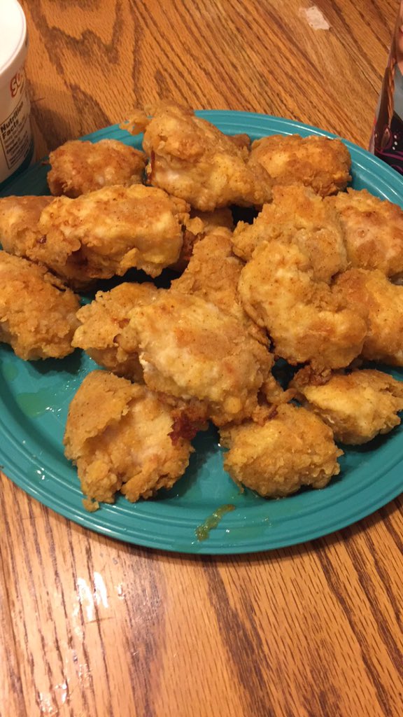 lilgreenkc's tweet photo. You might not believe this, but it tastes better than it looks. #HomeMadeFriedChicken https://t.co/OGG9eJZ13y