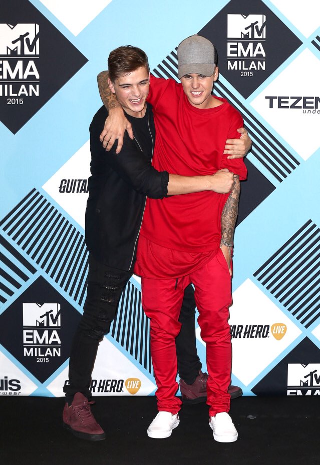 superbieber52's tweet photo. Martin Garrix and Justin are always so cute together
#EMAs #EMA2015 #EMAFR https://t.co/bEycfmdrb6