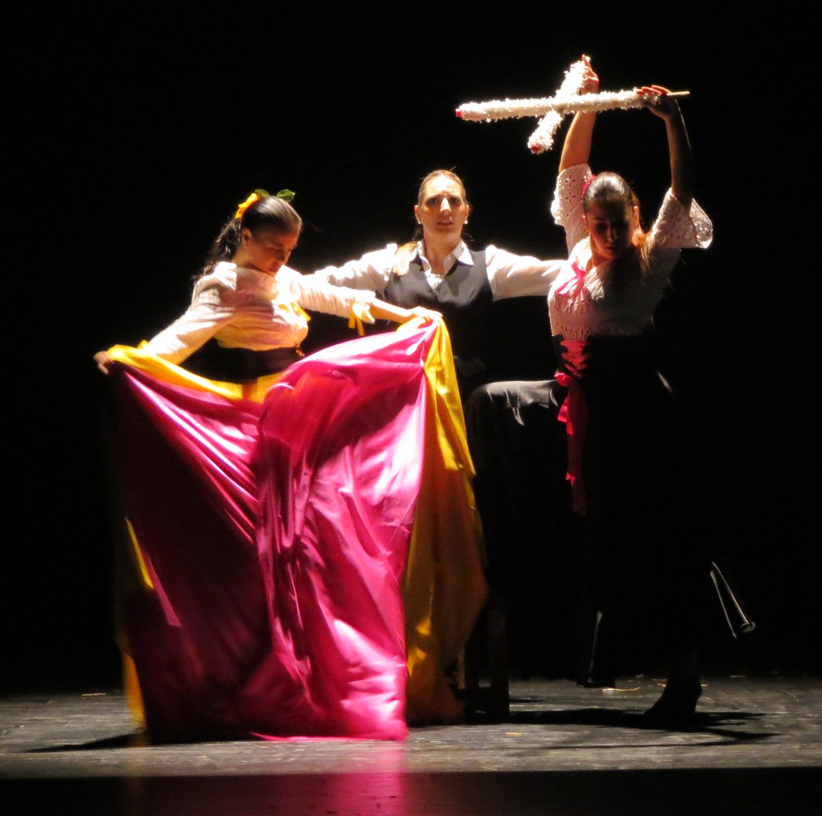 Pucela_Dance's tweet photo. Un placer volver a bailar en Peñafiel, un pueblo donde gusta mucho la danza ♥ #CarmenAmaya #CircuitosEscénicosCyL https://t.co/wnCXrsLqnY