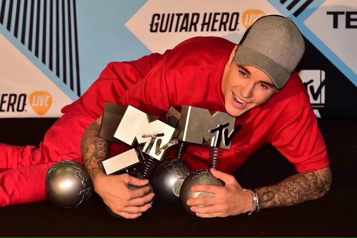 mikaelascf's tweet photo. Started from the bottom now we here

#MTVEMA #TheKingBieberIsBack #askbelieber https://t.co/rI1zVEw5vS