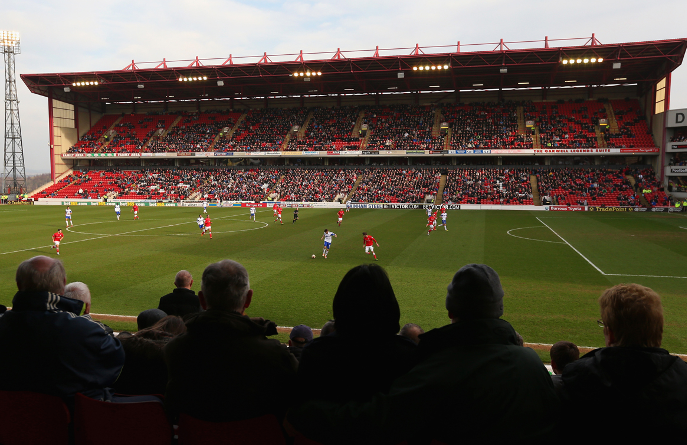 MirrorFootball's tweet photo. Barnsley fan wakes up on the toilet SEVEN hours after the game has finished https://t.co/tZOidGMUI9 https://t.co/CKmoaHlmrB