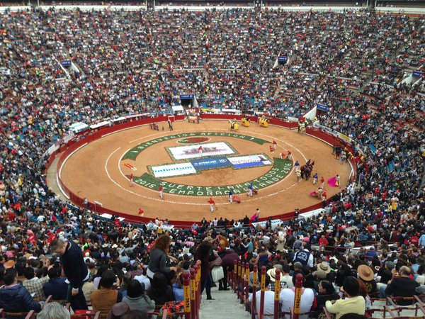 tendidojleon's tweet photo. Así se ve @LaMexicoCom esta tarde en la Inauguración de la #TemporadaGrande2015_2016 
Foto: JuventudEsToros https://t.co/NmcqsHSdeY