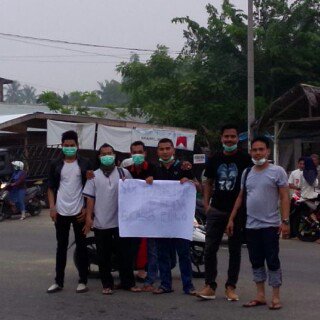 MuneAbdul's tweet image. Aksi solidaritas pemuda blang pulo membagikan masker #MelawanAsap #iloveaceh #ig_aceh