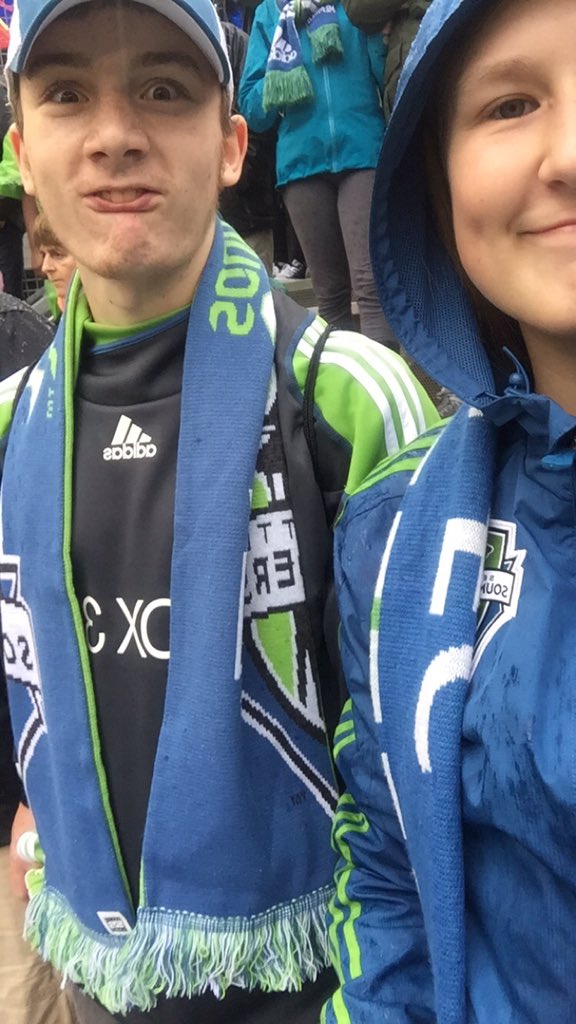 barlowrj2000's tweet photo. Go SOUNDERS!!!💚💙 #SEAvsRSL #Xboxphotocontest https://t.co/P35AhONYEp