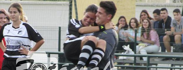 Una de las imágenes de la jornada. Un árbitro saca en brazos a una futbolista lesionada. Vía <a href="/futbolcarrasco/">Futbol Carrasco</a> #FutFem