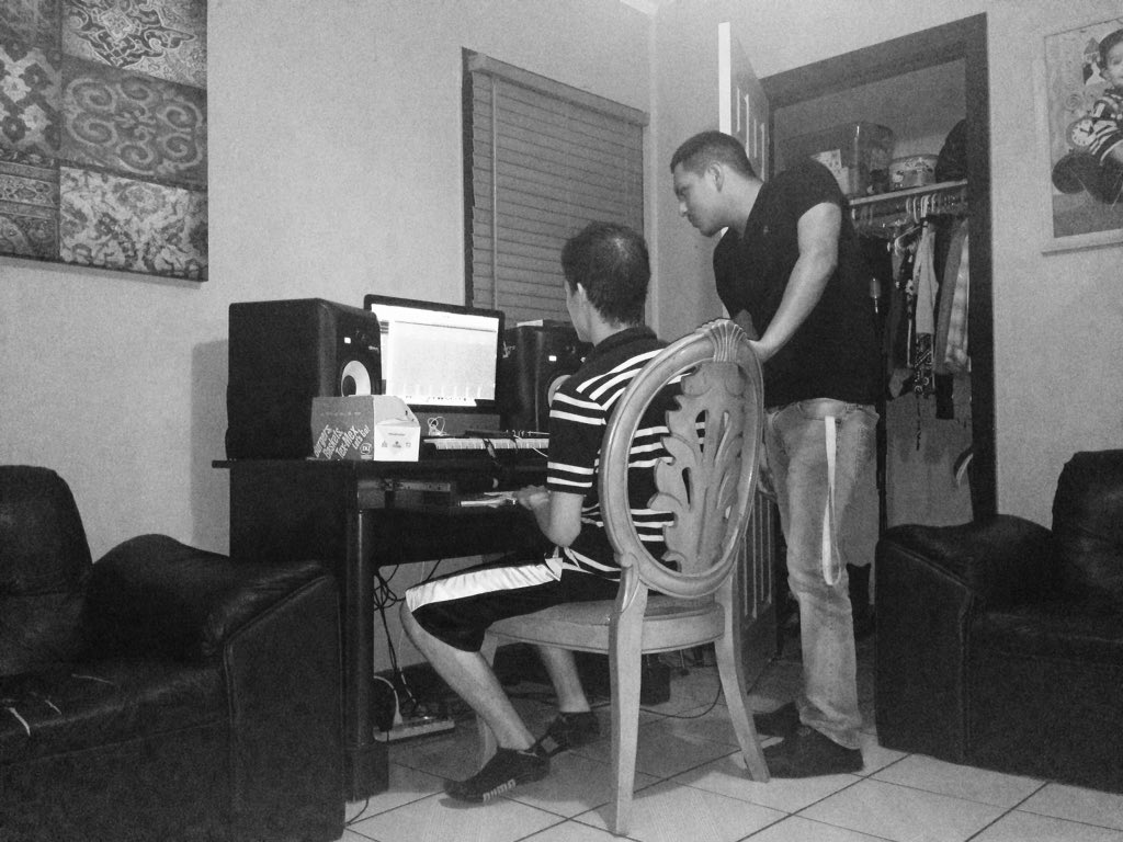 014_hector's tweet photo. En el Studio con @angelgomez_theproducer🖥⌨🎙🎹🎼 https://t.co/KRmY3n6RWt