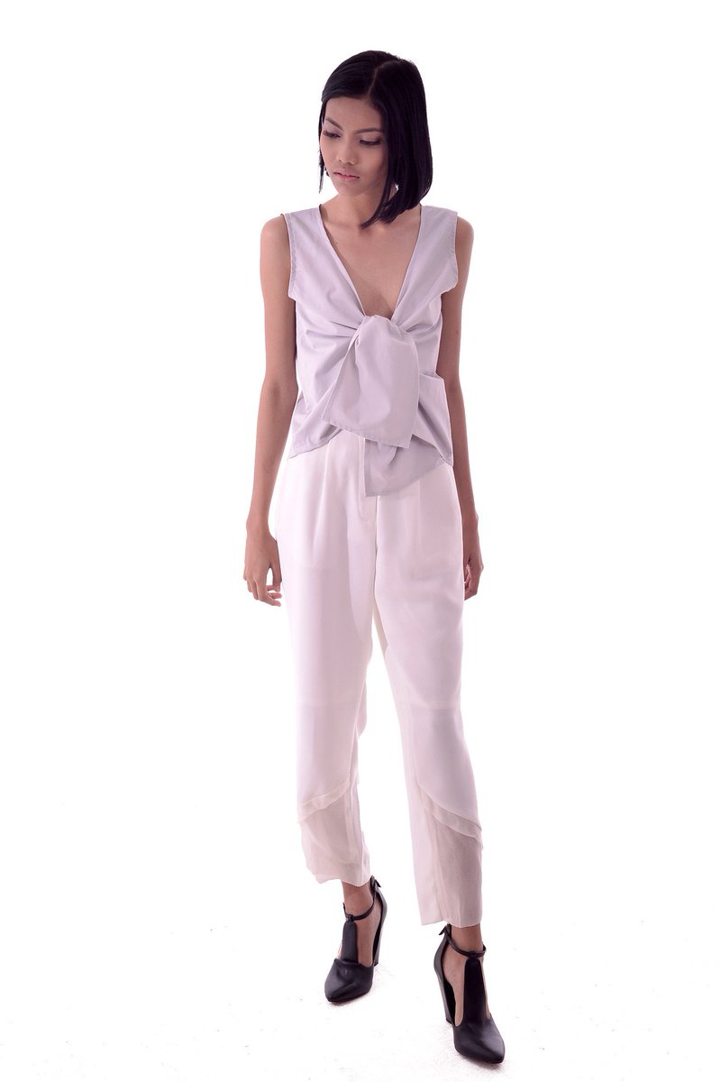 Cakravala_'s tweet photo. LES RICHES SADA FRONT KNOT TOP >> https://t.co/EsM6P3tz1J
#cakravala #lesriches #ootd #fashion #localbrand https://t.co/fkFejjcsjw