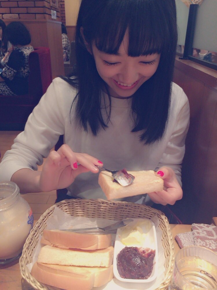 __momoka__ito's tweet photo. すっごい幸せそーにあんこ塗ってた。 https://t.co/oPq5o9F2rN
