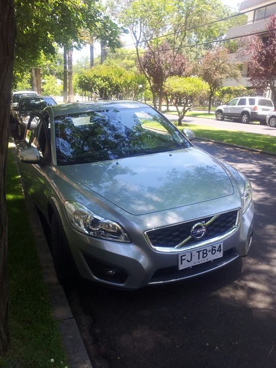 Luriuri's tweet photo. @RobadosAutos Volvo C30 plateado patente FJTb64 ROBADO en Providencia. RT por favor, cualquier información sirve. https://t.co/972azGv1JI