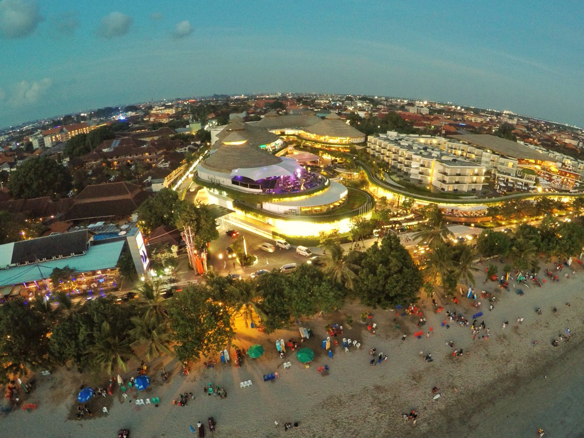 IndoInYourHand's tweet photo. Pantai Kuta dengan view Beachwalk #BaliInYourHand @Baliplus https://t.co/SlTDvhUcly