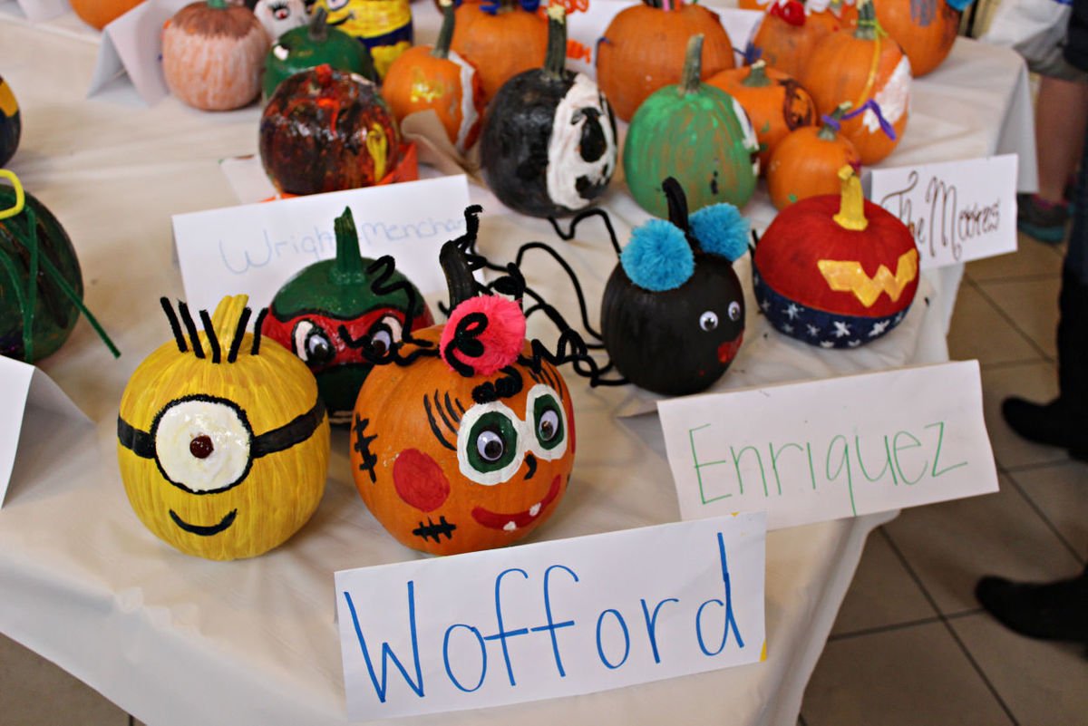 UTAShorthorn's tweet photo. One of the many #UTAParentsWeekend events included a pumpkin decorating contest. Read more: https://t.co/rzUnHOn5aR https://t.co/TxXdT4ILUb