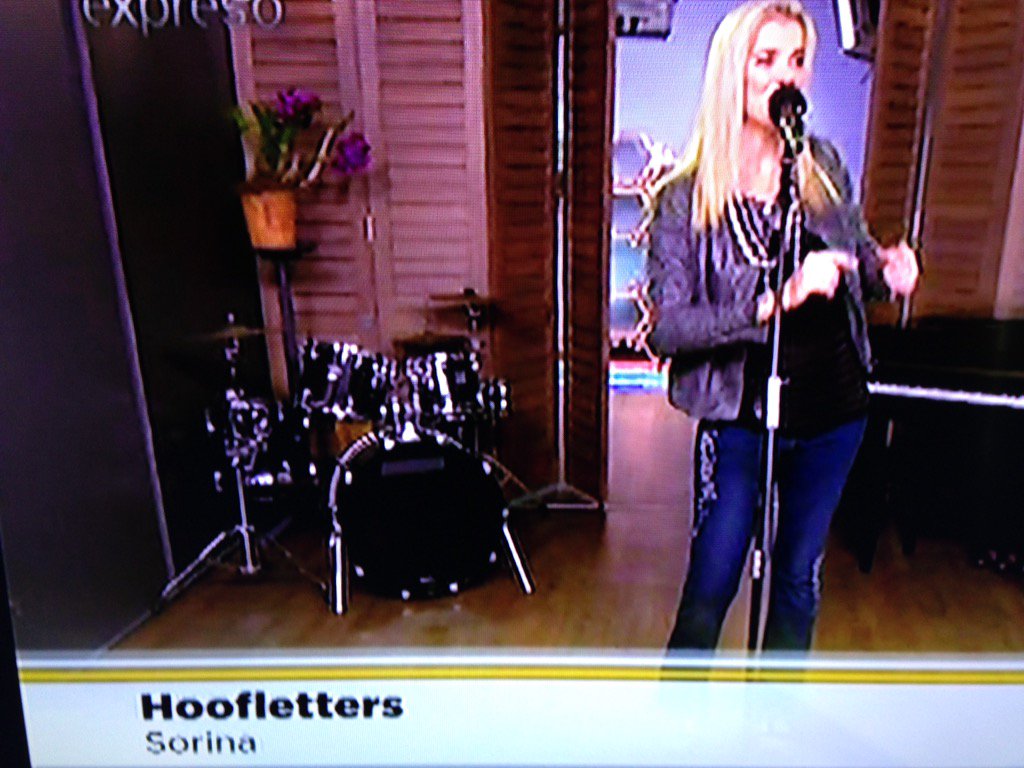 RuanSteynSA's tweet photo. @FloozeSorina sing bietjie in Hoofletters op @expressoshow @SABC3 #expressoshow #expressomuso https://t.co/mEoNcHIKgs