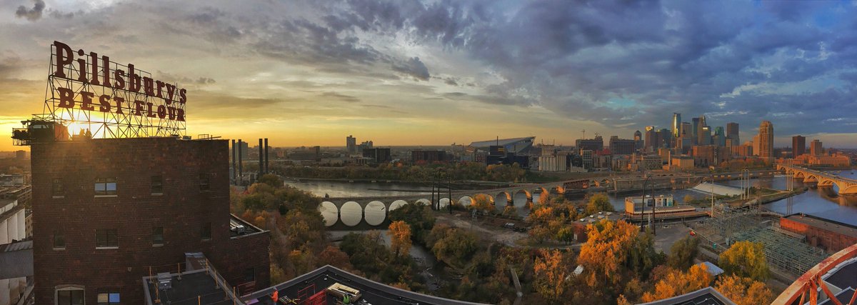 BestPixMN's tweet image. The iconic @Pillsbury's Best Flour sign has returned to the #Minneapolis skyline.