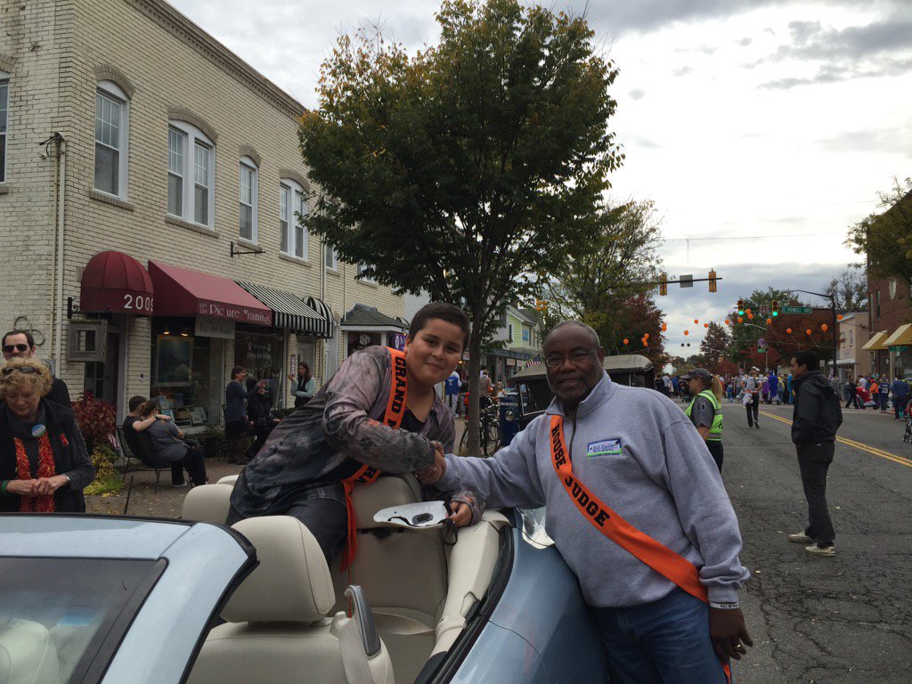 MVCSPrincipal's tweet photo. Del Ray Halloween parade Grand Marshall Carlos hobnobbing with Mayor @BillEuille #MVCS https://t.co/8yVVJnv7Sy