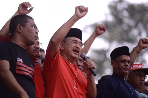zurairi's tweet photo. We’re ready for war if challenged, silat group leader says https://t.co/zNATdrrD2A #ICYMI #Merah169 https://t.co/GzzGiAboqT