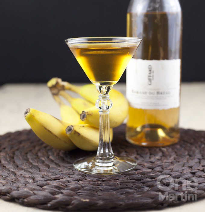Northern Territory {a rum banana cocktail} onemartini.com/rum-banana-coc…