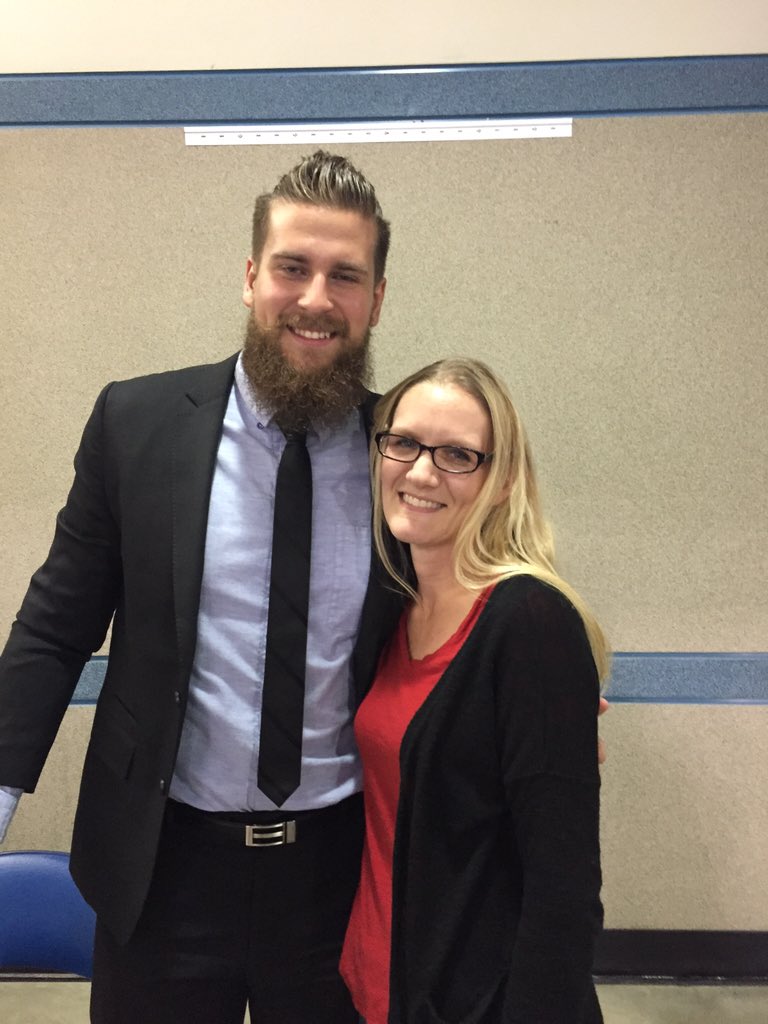 RobinB78's tweet photo. Going through my pics. Can't believe I forgot to post meeting @b_drobes here! Duh, Robin. #GoAntz #AntzArmy https://t.co/Kby01ALFnG
