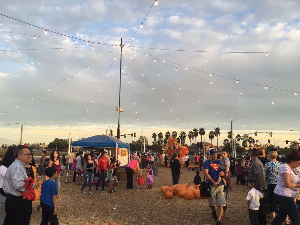 livbeebee's tweet photo. @SAConScene It's pumpkin season! Come pick up some. Pumpkin Patch on Foothill and Milliken #SOSRanchoCucamonga https://t.co/Sa8uWfsOJR
