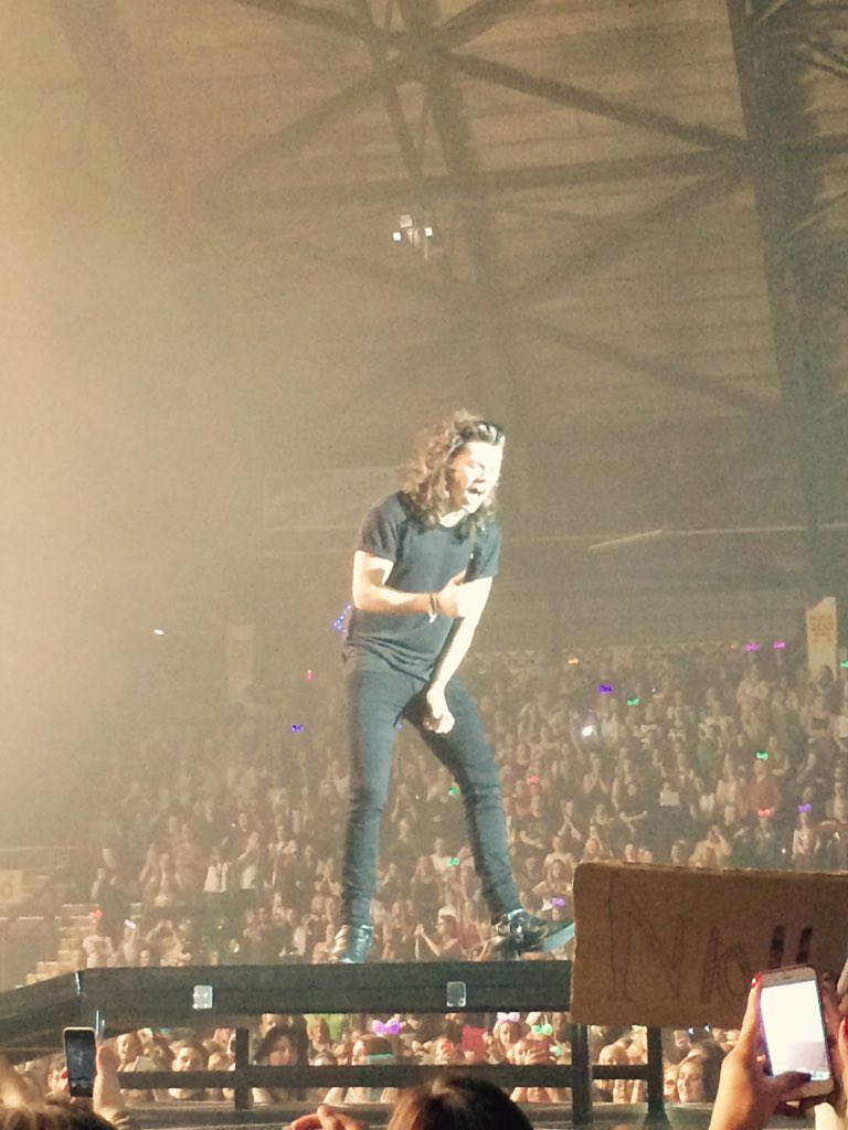 RubyFrais's tweet photo. Such a great concert! Also, Harry was looking as good as always 😌  #onedirectionnewcastle https://t.co/gk9YCgJmD4