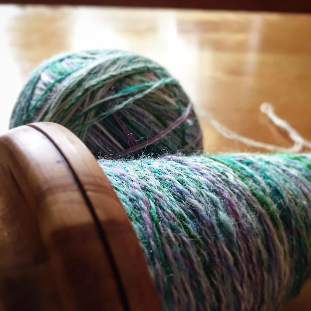 CraftilyKimbrly's tweet photo. I liked this photo by otteradebar, " #plying #plyingball #seaglass @fondantfibre #spinning #dropspindle #spinnersof… https://t.co/xEPoAFCl5p