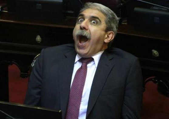Nikgaturro's tweet photo. Así está Aníbal Fernández en su búnker, apenas se la saquen habla. https://t.co/EghmrPcC35