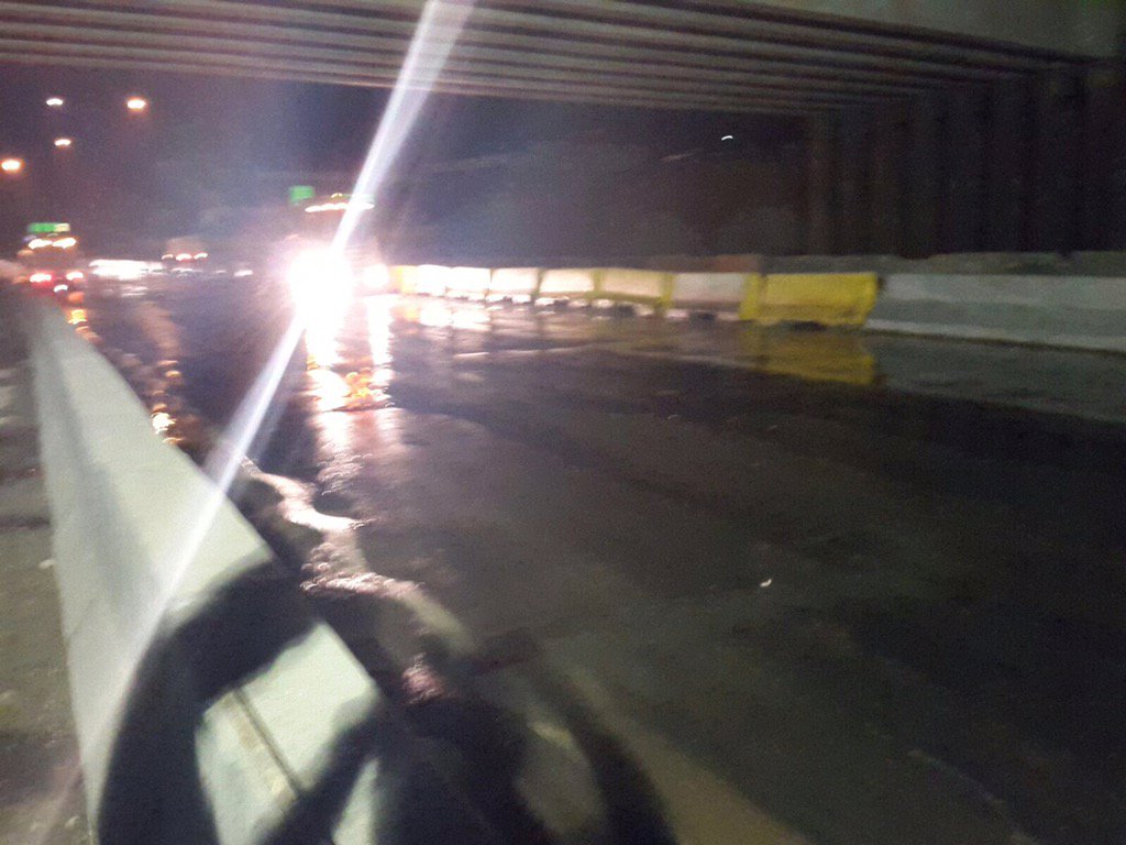 HaimanVZLA's tweet photo. A esta hora 9pm finalizan trabajos en los Ruíces. 7 hras antes d lo previsto se procede a abrir paso en Autopista FF https://t.co/BahByF4J4e