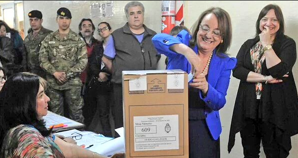 perfilcom's tweet photo. Alicia Kirchner votó en una urna con las fajas de seguridad rotas https://t.co/Zt2BGYZaub https://t.co/Or4HfO6QzW