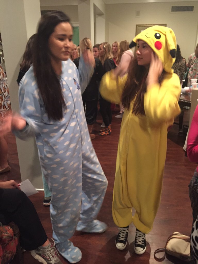 lilkorea_'s tweet photo. Here's a cute candid of me and @annaelysselee from meeting #paceonpoint https://t.co/t87oj0jPi7