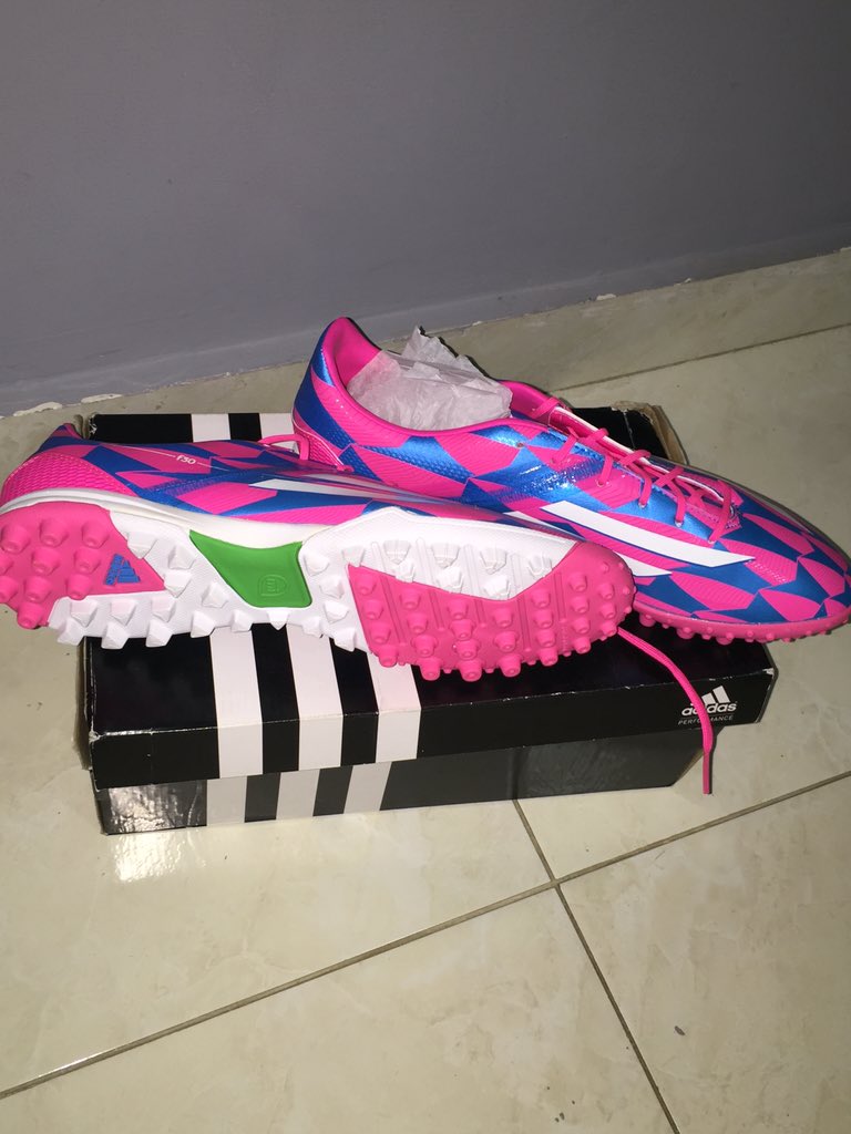 bobydelcielo's tweet photo. Estas lindas zapatillas voy a regalar, son talla 9 y vienen con goles incorporados @adidaslatam @Tito_Paredes Da RT https://t.co/FQ7NWjbIBA