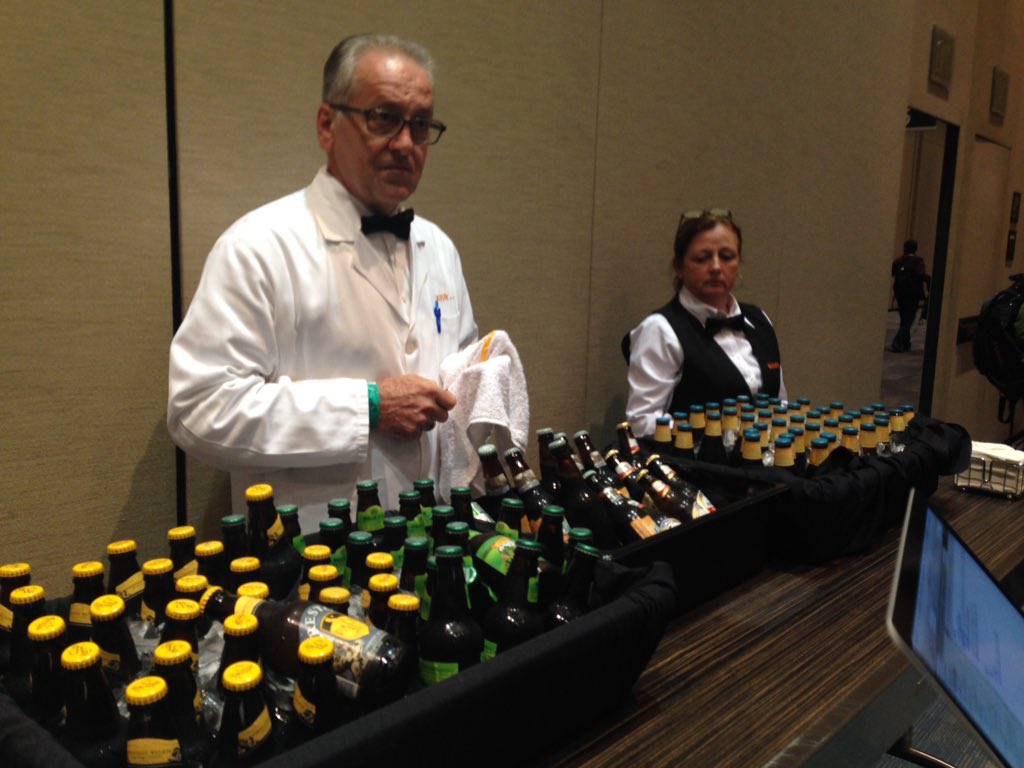 ameliaeiras's tweet image. #JavaOne2015 with the @jcp_org 😋