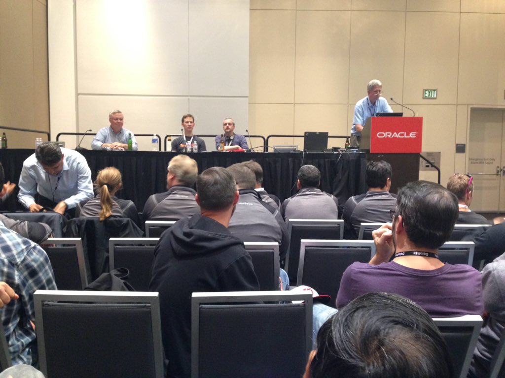 ameliaeiras's tweet image. #JavaOne2015 with the @jcp_org 😋