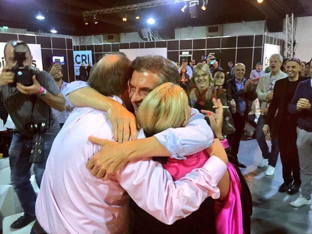 lauritalonso's tweet photo. Lindo abrazo. Gracias! #HayBalotaje #MacriPresidente https://t.co/Gb8DALFMFG