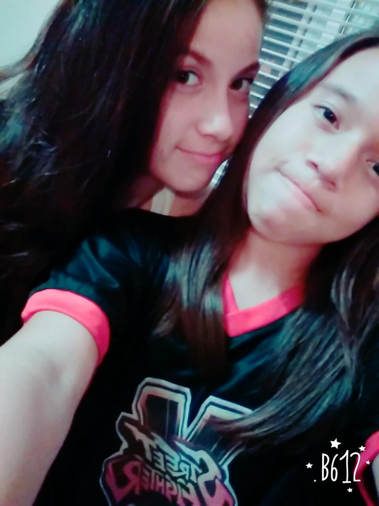 kasanco's tweet photo. Las locas que más amo @DanyRs12 https://t.co/oG0EKPDqBC