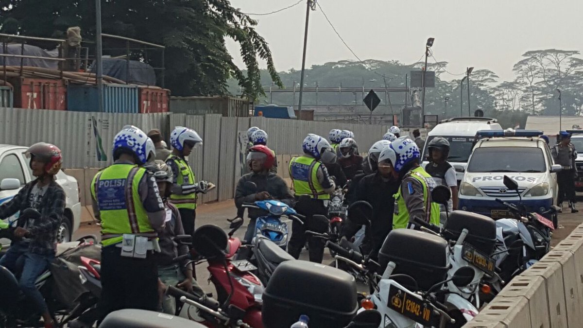 09.03 wib  Kegiatan Operasi Zebra Jaya 2015 di Terminal Lebak Bulus.
