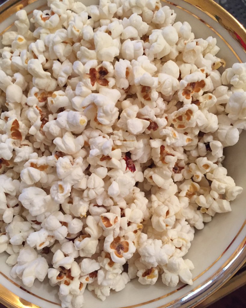 Sunday_Supper's tweet photo. Sunday night vibes: truffle popcorn with the neighbors. #sundaysupper #sundaynightvibes #trufflepopcorn https://t.co/0D8CqRW8LE