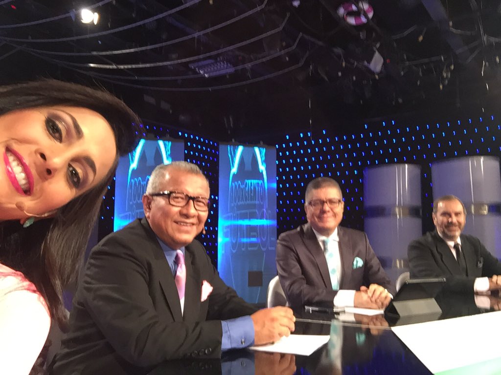 CarlosVictorM's tweet photo. Listos para iniciar @100xCientoFTBL en @tctelevision junto a @majofloresm @VitoMunozUgarte y @xaviercoellob 21:30 https://t.co/dwx5rxsWMJ