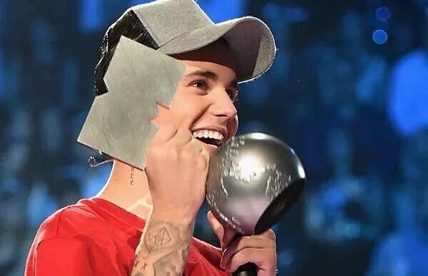 menezsx's tweet photo. COM TODA CERTEZA A MELHOR COISA DA NOITE FOI VER ESSE SORRISO  #askbelieber https://t.co/BgcghaCBJb