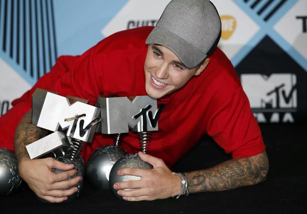 menezsx's tweet photo. COM TODA CERTEZA A MELHOR COISA DA NOITE FOI VER ESSE SORRISO  #askbelieber https://t.co/BgcghaCBJb