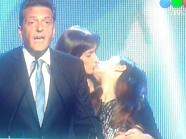 lamascarada's tweet photo. Bueno, podemos volver a esta situación insane?

1) La piba no vuelve al colegio
2) La piba no vuelve al colegio https://t.co/L9VAjxHaMl