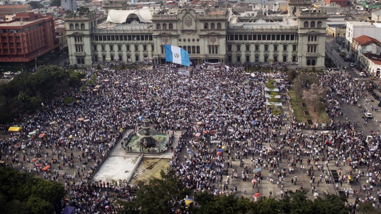 chejencio's tweet photo. bienvenido a la presidencia @jimmymoralesgt  aquí le presento a su jefe no lo defraude ya no se deja https://t.co/v81ByHMFDT