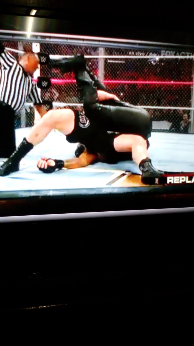 inna_karo's tweet photo. La bestia @BrockLesnar !!!vencio al enterrador!!! Tremenda lucha ,,,mis respetos para @theundertaker #HIAC https://t.co/CJzo02I6J9