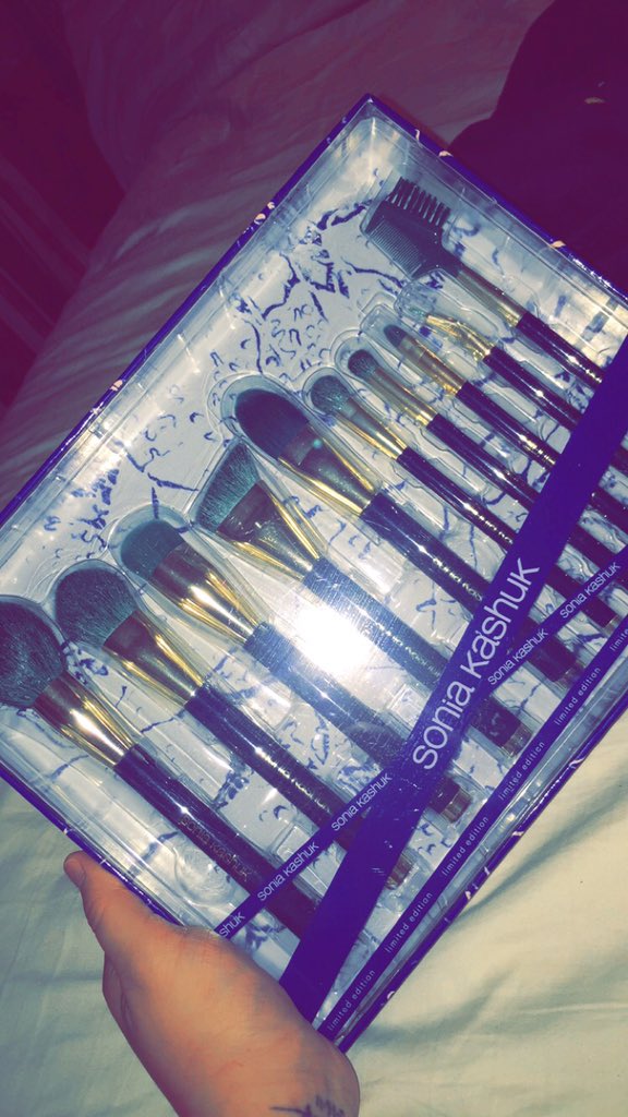 wrapgirlruby's tweet photo. Because who doesn't love new makeup brushes!? @SoniaKashuk #makeupjunkie https://t.co/WIfWmaU2u3