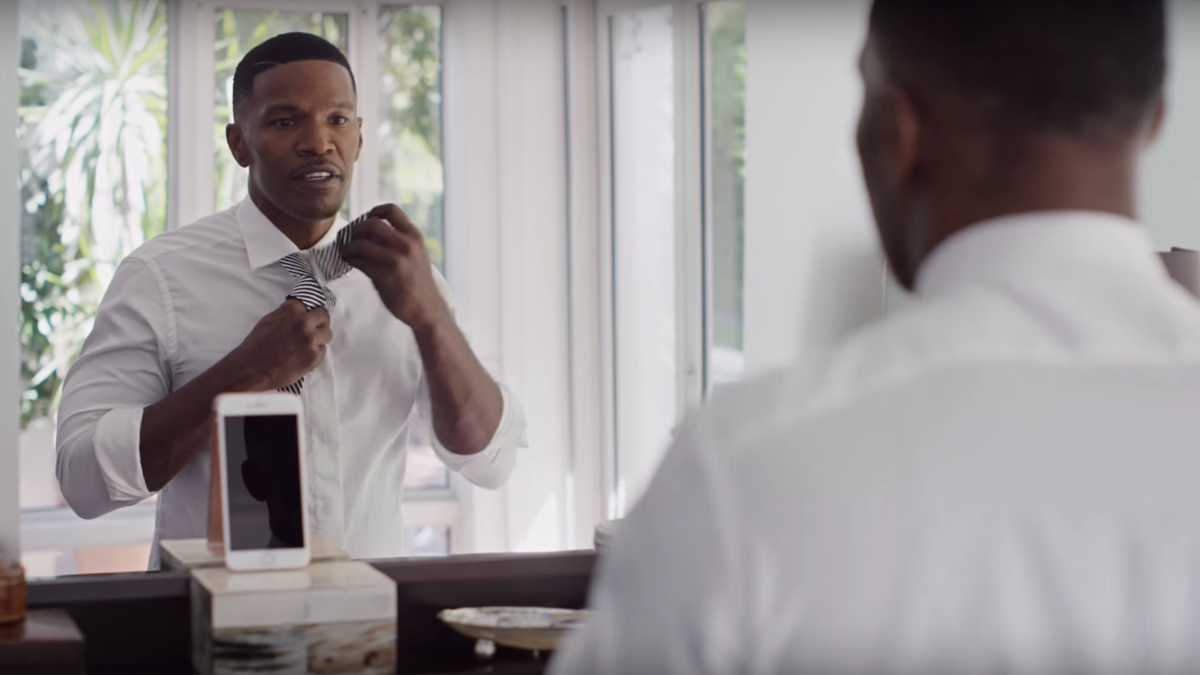 verge's tweet photo. Apple’s new iPhone 6S ads use Jamie Foxx to sell Siri https://t.co/50JGIv5BoR https://t.co/Nn2QQsv8Zj