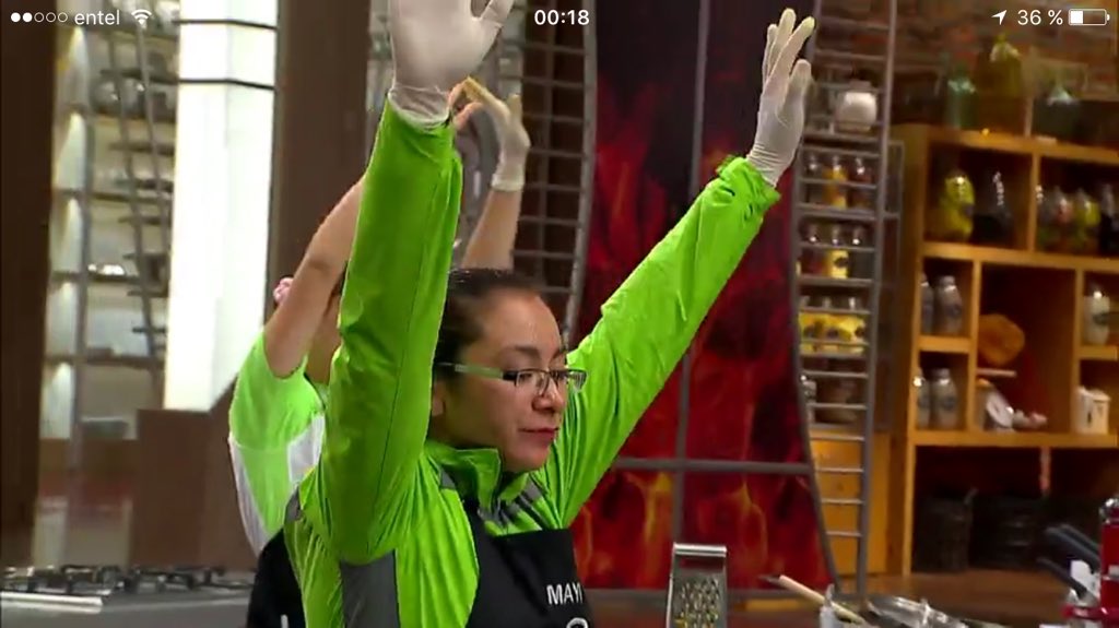 TekeToko11's tweet photo. Dijo manos arriba y enfocaron a la presa... Que son pesaos!!! 😆 #MasterChefEnnioVSChris https://t.co/tYOHrCua0a