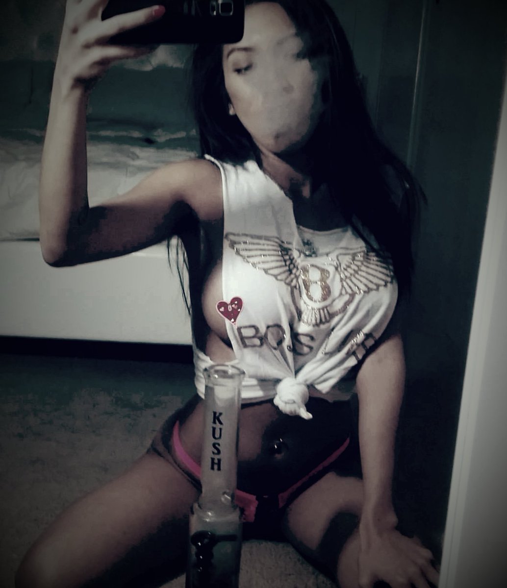 Kushfashion's tweet photo. S/o to @lovelyleena_xxx #kushclothing #bongbeauties #kush #420life https://t.co/dQvp4uolNA